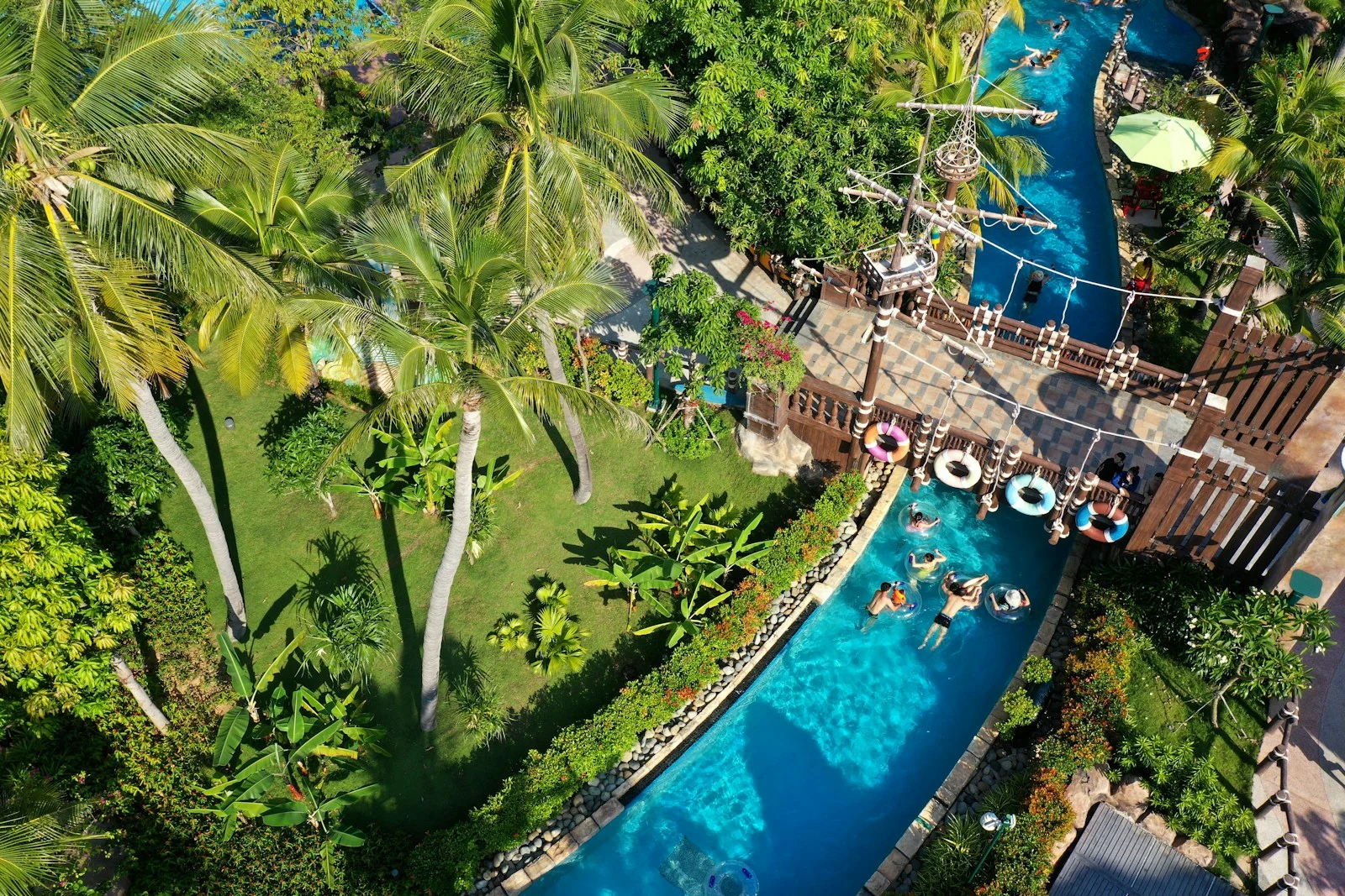 Flow in lazy river design
